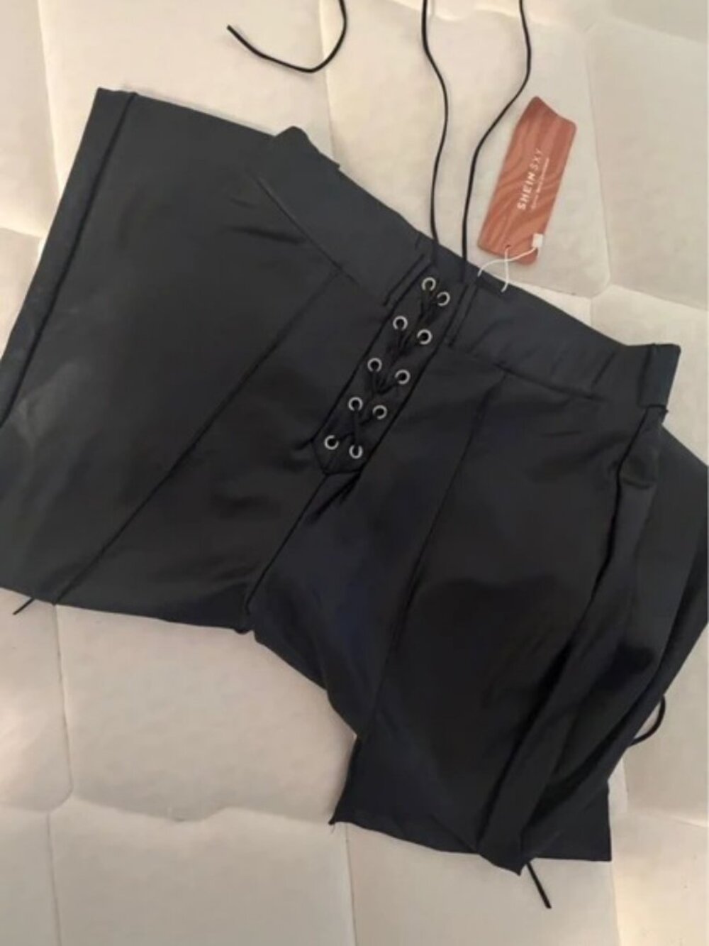 Pantalones negros de cuerina con cordones SHEIN - Talla M